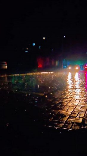 持续的大雨洗涤着城市的每一个角落🌧️，雨滴打在窗上，仿佛奏响了一曲自然的交响乐🎶。看，那雨中的世界多么朦胧而美丽，每一滴雨都承载着大自然的故事🌿。快来和我一起，静静聆听这场雨的故事吧🎧。#雨中漫步# #大雨洗礼# #自然音乐# #雨的故事# #聆听大自然#