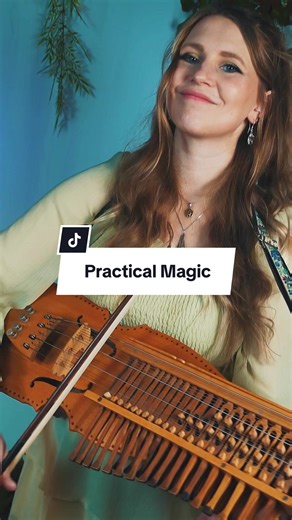 Spreading some magic with my folky version of AMAR VERITAS from ‚Practical Magic‘.🪄✨ Who knows the movie? The full music video can be found on my youtube channel and you can listen to it on Spotify and more 🫶🏻 #hurdygurdy #nyckelharpa #recorder #practicalmagic #soundtrack