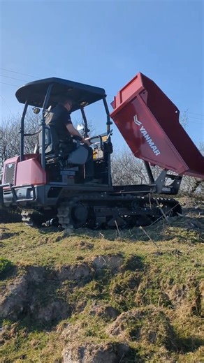 Nothing beats seeing operators choose the C30R-3TV for their toughest jobs. This tracked carrier shows its strength everywhere: uneven terrain, heavy loads… it just gets the work done smoothly. Thanks to our partners including Machine Serve for sharing moments like this and for trusting Yanmar machines. ✨ | Yanmar Compact Equipment EMEA