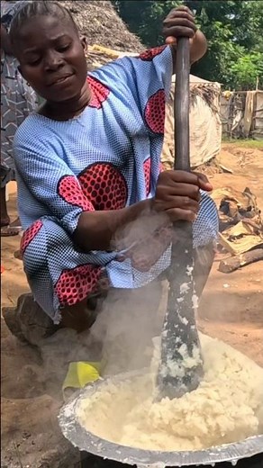 You’ve Never Seen Ugali This Big! 😲🍛 | African Mum’s Powerful Hands#shortsfeed #cooking #villagelife