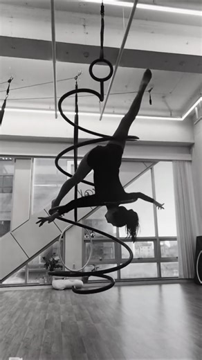 공중에서 물구나무서기 스플릿 챌린지! Aerialspiral Handstand Split Challenge #performance #에어리얼스파이럴 #에어리얼후프