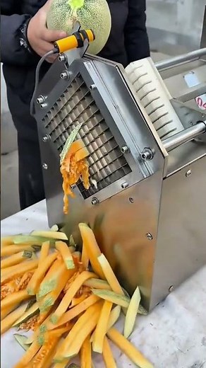the process of cutting melon into several pieces using a machine
