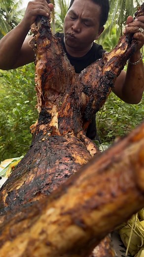 Giant Lechon 😱 | Idol Ytang