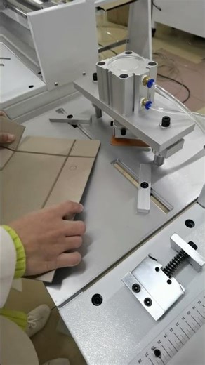 Cylinder grooving machine for gift box slots grooving