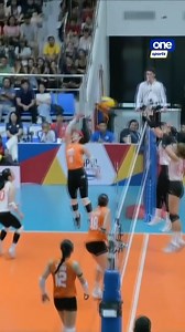 KITA NIYO ‘YON 👀 Jolina Dela Cruz of the Farm Fresh Foxies executes a clever no-look push to snag a point against the Petro Gazz Angels during the first set of their 2025 PVL on Tour clash in Ilagan City. #PVL2025 #PVLonTour #TheHeartOfVolleyball | One Sports