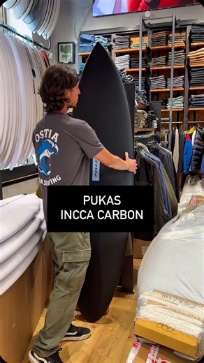 CityBeach Boardshop Roma on Instagram: "Sono arrivate le Pukas Space Oddity con tecnologia INNCA. INNCA (Innegra + Carbon) è la costruzione epossidica avanzata di Pukas Surfboards: anima EPS, fibra Innegra e rinforzi in carbonio. Il risultato è una tavola più leggera, più resistente agli urti e più reattiva, con vibrazioni ridotte e maggiore velocità in acqua. Stiamo preparando un ordine per la primavera 2026 con i modelli Space Oddity, Beachy Mood e Mustache in tecnologia INNCA. 👉 Contattaci p