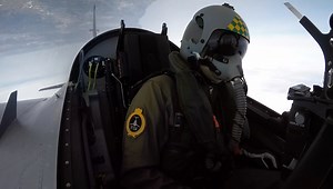 Here's what it's like to experience a 280 deg/s instantaneous roll rate in a modern jet trainer