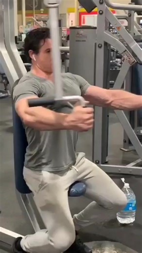 Connect with the muscle being worked every rep. #pecs #workout #motivation | Allen