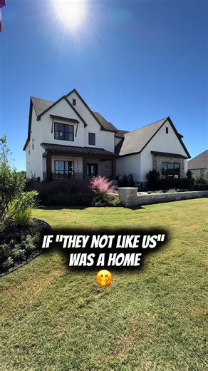 This Xander model at Kali reserve had me speechless before I even made it past the foyer. The design studio level customization is a whole experience. Thinking about building in out here in Boerne or or would like more details, comment the word, “Boerne” and I’ll send everything you need! 5 bedrooms | 5 baths | 4558 sq. ft 👉Starting at $974,995 👍🏻Model home shown est. $1.5 million Bonnie Garza, Realtor Platinum Haus Group | Real Broker 📲 956.579.7093 *Model homes are always fully upgraded to