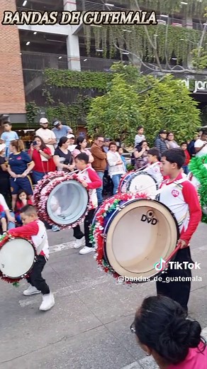 Banda Escolar Fe y Alegría en el desfile navideño organizado por BMG en Zona Portales. #bandas_de_guatemala #bandasdeguatemala #banderodecorazon #amolasbandasdeguerraguatemala #guatemalaviral🇬🇹 #guatemala🇬🇹 #guatemalagt #bandas #tiktok #foryou #fyp #parati