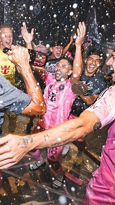 TROFEO n. 48 PER MESSI: L’INTER MIAMI VINCE LA MLS! Lionel Messi aggiunge un altro trofeo alla sua infinita collezione: nella notte di ieri la Pulga ha condotto l’Inter Miami alla vittoria della sua prima e storica MLS in finale contro i Vancouver Whitecaps di Thomas Müller. Il fenomeno argentino ha messo il suo zampino su due de tre gol messi a segno, propiziando gli assist decisivi. #Messi #InterMiami #MLS | Generation Sport