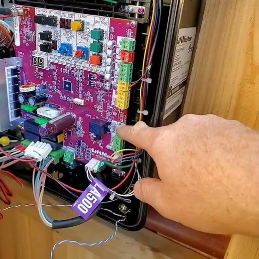 Magnetic lock input on Liftmaster LA500