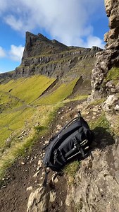 老人石Old Man of Storr 位於蘇格蘭斯凱島（Isle of Skye）北部的托羅特半島（Trotternish Peninsula），約2,000萬年前的火山熔岩凝固後，長期受到冰河與風雨切割，留下奇特的石柱與峭壁。 傳說中是一位巨人去世後，手杖化成了這根石柱，因而得名「老人石」。因為其獨特的地貌景觀 出現在多部電影與影集，例如普羅米修斯、亞瑟王、變形金剛等。 只有跟著我們極光旅遊小團才比較有時間跟機會可以登上這壯闊的觀景台！（大團一般只在附近停車場拍照） 蘇格蘭極光旅遊官方網站： http://www.auroratravelscotland.com 蘇格蘭極光旅遊Facebook粉絲頁面： https://www.facebook.com/auroratravelscotland #蘇格蘭 #蘇格蘭高地 #蘇格蘭極光旅遊 #scotland #highland #scottishhighlands #英國旅遊 #蘇格蘭旅遊 #蘇格蘭旅行 | 極光旅遊 蘇格蘭 - Aurora Travel LTD