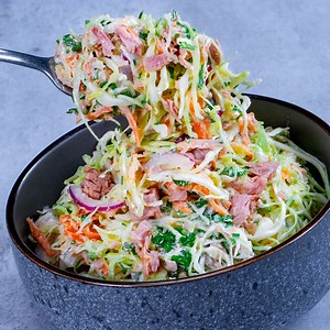 Kål- och tonfisksallad - grymt god sallad som jag inte kan vara utan! Ingredienser: vitkål - 300 g morot - 150 g rödlök - 1 st tonfisk på burk - 150 g persilja - 10 g sås: senap - 20 g citronjuice - 10 ml salt - 10 g yoghurt - 70 g olja - 20 ml | Cookrate - Svenska
