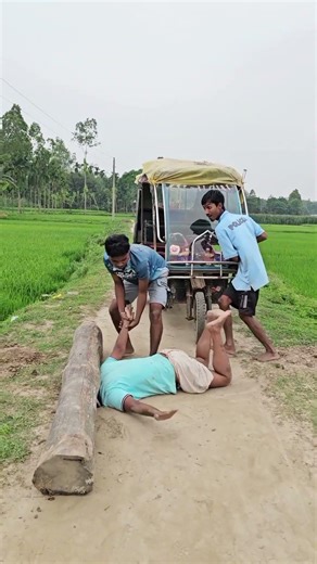 The tree trunk on the man's body.5532#funny