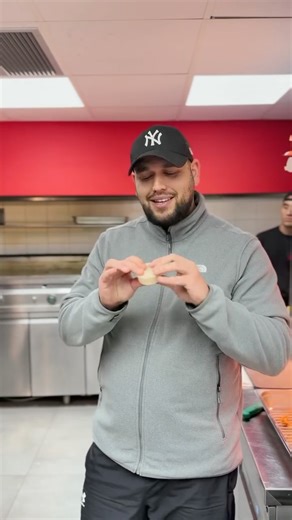 Eats Gordo on Instagram: "4+1(;) τρόποι να χρησιμοποιήσεις την Gordo’s fuel sauce🤔 (καλά, ας μην κοροϊδευόμαστε, σιγά μη σου μείνει) #gordo #burgerathens #gordoathens"