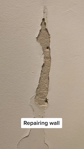DIY Guide: Repairing Old Plaster Walls with Spackle