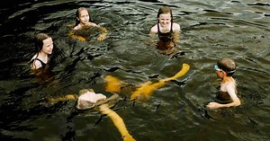 Kan du simma med kläderna på? Det ska skolelever lära sig i höst