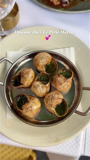 Les petits plaisirs prennent une autre saveur en terrasse 🤤👌 Une assiette à partager, le soleil, le bruit de la rue… et ce moment typiquement parisien qu’on aime prolonger ☀️ 📍 65 rue Rambuteau, 75004 Paris 📞 01 48 87 10 20 #brasserieparis #restaurantparis #maraisparis #restaurantparis4 #terrasse