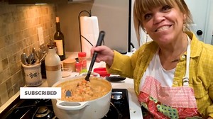 Now that we're getting into fall, it's time to start thinking about warm and comforting dishes! On a crisp or rainy day, there's nothing better than chili. 🥣 I'm resharing my recipe for White Chicken Bean Chili because it's a nice change from the typical beef and tomatoes. I wanted this to be something you could make quickly and easily on a weeknight, so I call for rotisserie chicken!🍗🍗 The spices and seasonings are warm, and the white beans are SO creamy. This is a really great bowl of food.