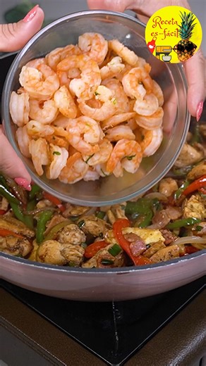 🍤🍚 Arroz con camarón estilo chino que parece de restaurante ¿Ese arroz estilo chino lleno de sabor, como el de restaurante? Este se hace en casa, es fácil y no sobra nada 😋🔥 Ideal para aprovechar arroz cocido y convertirlo en un platillo increíble. 📝 Ingredientes 🥚 3 huevos 🧅 1 cebolla picada 🫑 ½ pimiento verde 🫑 ½ pimiento rojo 🌿 Cebollita 🧂 Sal al gusto 🧄 Ajo en polvo 🌶️ Pimienta negra 🍗 2 pechugas de pollo asadas, en cubos 🥓 150 g de tocino 🥢 4 cucharadas de salsa de soya 🍤 3