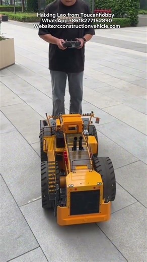 The world's largest wheel loader, the 1/14-scale RC hydraulic loader L2350, weighs 150 kg
