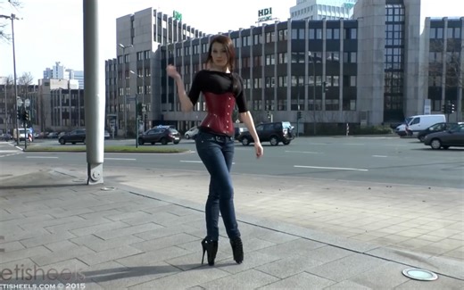 超强美女穿芭蕾高跟鞋比你穿平底鞋还稳！外国小姐姐午后路边束腰淡定散步——Dmitry Belikov