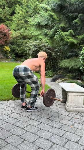 The “anabolic storm” is basic physiology ⬇️ Big compound lifts recruit so much muscle fibre at one that your body is forced to respond. As oxygen debt rises and lactate spikes, growth hormone surges and mTOR switches on. Your nervous system adapts first, improving recruitment and activation… and muscle hypertrophy follows. This global stress signal is why squats, dips, rows, deadlifts, overhead press, pull-ups and flat bench create disproportionate growth… and it’s why I focus on them. #soberfit