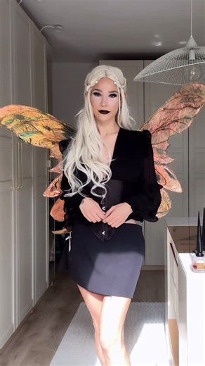 Océane ✨ on Instagram: "DIY AILES DE FÉE Le matériel : - Fil de fer 2mm - Colle en spray - Papier kraft - Marqueur noir - Bombe noire - Bombe marron - Masking tape - Scotch - Gaffer noir - Rouleau cellophane holographique - Pince coupante fil - Pince"