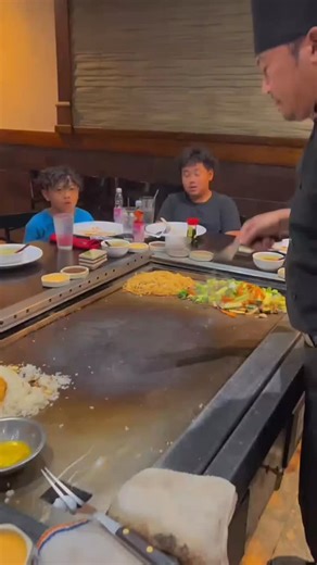 When you thought it was just dinner but the chef started doing main character energy on the grill 😭🔥 Everyone’s brain buffering like “eh??” while trying to act normal😂,The real show starts when the grill heats up laughter, surprises, and that perfect sizzle you can’t forget. #HibachiMoments #ChefGotHands #SamuraiJapaneseSteakhouse #BoracayEats #HibachiExperience #JapaneseDining #GrillShow #SizzleAndServe #BoracayFoodies #TasteTheTradition #FoodieVibes #DinnerAndAShow #SushiLovers #BoracayIsla