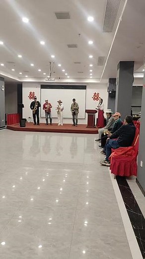 黄铜管身映着暖黄灯光，指尖在按键上轻盈跳跃，气流裹挟着情绪涌入笛头。时而如月光淌过静谧街巷，低回婉转；时而似疾风掠过旷野，酣畅淋漓。音符挣脱束缚，在空气中盘旋、缠绕，把未说尽的心事、藏不住的热爱，都化作一段段流淌的旋律，漫过耳畔，直抵心底。