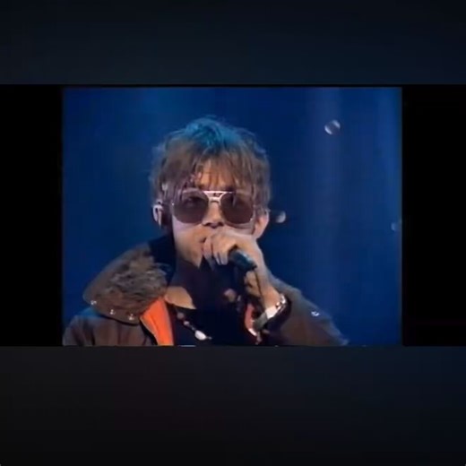 ブリットポップブームがピークに達していた時のブラーの名曲。この曲が収録されている「ザ・グレイト・エスケープ」を最後に音楽性が変わっていくので、ブリットポップしていたブラーの末期の作品なのかな。個人的にはブラーの好きな曲トップ5には入る曲💐変化し続けるblur。ブレないoasis。中流階級のジェントルマンのblur。労働者階級のヤカラのoasis。アルバムの先行シングルの同日発売対決で、blurの「Country House 」がチャート1位。oasis「role with it」が2位。blurの勝利。その後のアルバムではoasisの「morning glory」がビートルズ越えの大ヒット。 oasisの勝利。良く比較されてたっけ🙄ブリットポップブーム懐かしい😌遠い目...Blur - Country House - Top of the Pops 1995