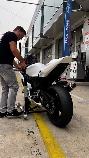 12K views · 11K reactions | #bursig #zentralständer #bursigständer #bursigstand #motorrad #bike #motorcycle #motorradheber #motorradständer #bikestand #ducati #bmw #yamaha #suzuki #ktm #honda #aprilia #kawasaki #mvagusta #triumph #bikelovers | Bursig Ständer | Facebook