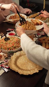 🎉¡Lo que siempre soñaste para celebrar en esta temporada! Tus favoritos para compartir. 🥢🐼 Pide tu Panda Catering, disfruta de su sabor con los más que quieres, tenemos paquetes para 12 o 24 personas. 🍽️🔥 | Panda Express México