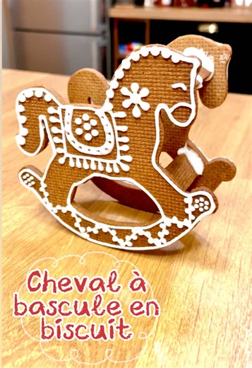 Mon petit cheval à bascule de Noël en biscuit 🤩 - Qu’est-ce que j’aime cette période pour réaliser plein de construction en biscuits et glace royale 🙈🤍 - Dites-moi en commentaire ce que vous en pensez 😍🫶🏼 - LA RECETTE : - Pâte sucrée : * 113g de beurre mou * 80g de sucre glace * 30g de poudre d’amande *1csde cacao amer *1cs d’épices de Noël * 240g de farine *1 œuf - 1 - Mélanger le beurre avec les poudres jusqu’à obtenir une texture sableuse 2 - Ajouter l’œuf puis continuer de mélanger jus