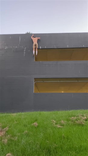 Spider-Man Training 🕷🕸 😂 #parkour #tiktok #tiktokviral #spiderman #foryoupage #4u #foru #aussie #climbing #dyno #fireman #escape #spidy #cop #dang