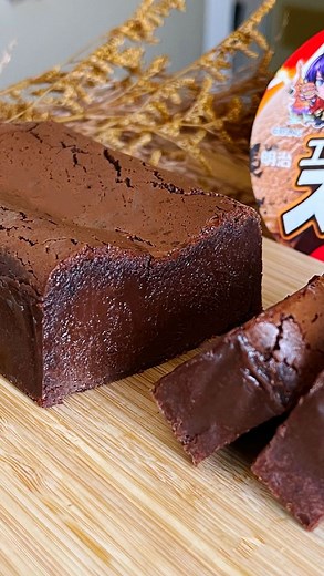 syun cooking | 【材料3つ】小麦粉や生クリームなし！ チョコレートケーキ作り方🍫 ◯作るポイント ※チョコレートを均等に割る。 ※ダマがなくなるまで混ぜる。 ※焼けたことを確認する。 ※しっかりと粗熱をとる。 ◯動画のポイント ・材料3つ！ ・小麦粉なし！ ・バターなし！... | Instagram