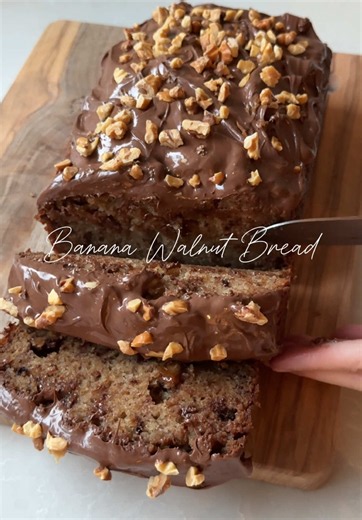 Yummy, chocolatey with a crunch #bananawalnutbread 🍌! #bananawalnutbreadrecipe #bananabread #bananabreadrecipe
