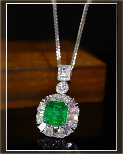 Emerald Pendant Jewelry: Vivid Green Masterpiece with Sparkling Diamonds