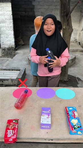 Challenge berdirikan botol warna yang benar yuk #shorts