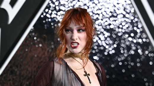 Chappell Roan shuts down mouthy red carpet photographer at VMAs