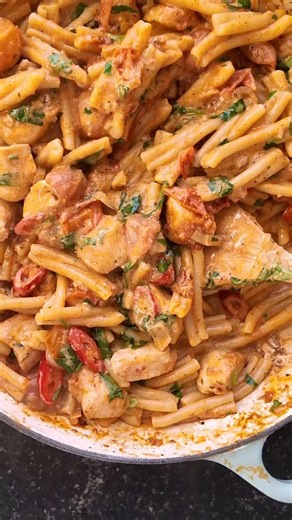 Dit heerlijke pastagerecht is echt een aanrader! Met rode pesto en creme fraiche. Op het einde meng je nog verse kruiden en een in ringen gesneden rode peper door de pasta heen en dat zorgt echt voor een fijne kick. Ik vond 1 pepertje precies goed, dat gaf smaak en een beetje pit zonder dat het hele gerecht pittig werd, maar Bart vond dat er meer in mocht! Voor 2 a 3 personen: 150 gram pasta naar keuze 1 el olijfolie 2 kipfilets, in blokjes gesneden 250 gram cherrytomaten, gehalveerd 1 sjalot, i