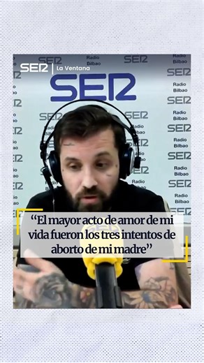 🗣️ Abel Azcona, artista: “El mayor acto de amor de mi vida fueron los tres intentos de aborto de mi madre” 👉🏻 Elvira Lindo invita al artista Abel Azcona a Radio Lindo para conocer su historia. ▶️ Puedes ver y escuchar la sección completa en nuestro canal de YouTube y en tu plataforma de audio favorita. #LaVentana #Francino #ElviraLindo #AbelAzcona #Historia #Familia #Abandono #Madre #Hijos #Pelea #Educación #Aborto #Arte #Performance | La Ventana