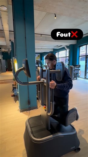🔥 Rotary Torso op de juiste manier! 🔥 Aaron laat zien hoe het moet… én hoe het vooral niet moet 😉 Eerst de foute houding ❌, daarna de perfecte uitvoering ✅ 💥 Belangrijkste tips: ✔️ De rotatie komt vanuit je buikspieren (core) ✔️ Blijf rechtop zitten en beweeg gecontroleerd ✔️ Gebruik je armen alleen om te begeleiden ✔️ Knijp niet te hard in het toestel – techniek > kracht De EGYM Rotary Torso is ideaal voor het trainen van je schuine buikspieren, het verbeteren van je houding en het opbouwen