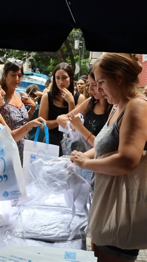 SEducA 🇦🇷 Sindicato de Educadores Argentinos on Instagram: "🥼UNA NUEVA JORNADA DE REGALO DE GUARDAPOLVOS PARA LOS DOCENTES. Esta vez, en la “capacitación situada” de la escuela N°5 DE 10, le entregamos a cada docente su guardapolvo para el inicio de clases. 📍La próxima semana estaremos en el JIN N°1 DE 4 para que más docentes puedan recibir su guardapolvo: es nuestra convicción y compromiso estar cerca de cada docente de la Ciudad. #SEducA #JuntoAlDocente"