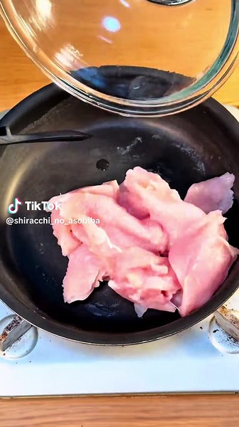 ■材料(2食分) スライス鶏むね 1枚 塩こしょう 適量 片栗粉 大さじ２ カット大葉 10枚 ほんだし 小さじ1 ポン酢 大さじ1 ごま油 大さじ1 カット塩こんぶ ひとつまみ ごま 適量 ■合計カロリーとPFCバランス（参考） ―――― カロリー合計: 267 kcal タンパク質（P）: 25.1 g 脂質（F）: 14.7 g 炭水化物（C）: 5.1 g * 糖質: 3.9 g * 食物繊維: 1.2 g 塩分: 2.8 g ―――― 1食あたり134キロカロリー！ 脂質はごま油のせいでマシマシになっているので、ごま油の量は減らしてもろて大丈夫です🙆 ■食費計算(ご参考)↓ ―――― スライス鶏むね：150円 塩こしょう：2円 カット大葉：20円 ほんだし：5円 ポン酢：10円 ごま油：20円 カット塩こんぶ：10円 ごま：10円 合計：227円 ―――― 1食あたり114円で作れます✨ #鶏むね肉の塩コン大葉和え #低糖質レシピ #ダイエット料理 #簡単レシピ #時短レシピ #節約レシピ #作り置き
