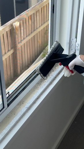 Full instructions ⬇️ No scrubbing 🤩 I have tested so many methods of cleaning window tracks/sills and this is the easiest- by far! Bonus points: it kills any mould that might be present and you can use the same liquid to clean the glass too. How to clean window tracks: Step 1: vacuum out dead flies and any dirt you can. Step 2: liberally spray a mixture of vinegar and dish liquid (I fill a spray bottle with vinegar and a small squirt of dish liquid- about a tablespoon if you’re into measuring).