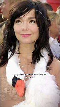 O controverso vestido de cisne de Bjork no Oscar de 2001! #moda #oscars #bjork #modafeminina