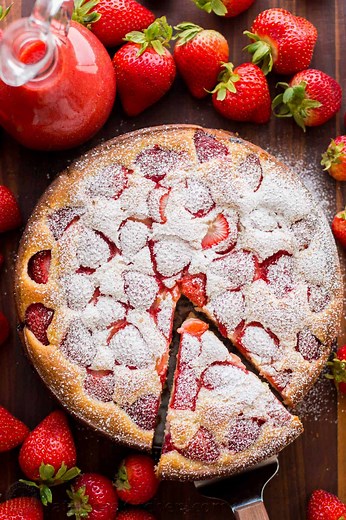 Easy Strawberry Cake Recipe (VIDEO)
