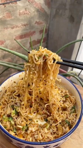 Chinese-Style Garlic Maggi 🍜| Viral Sizzling Oil Maggi🔥#shorts #maggi #viralvideo #shortsfeed